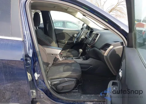 2016 Jeep Cherokee Latitude z USA, uszkodzony, nr VIN 1C4PJMCS4GW119922